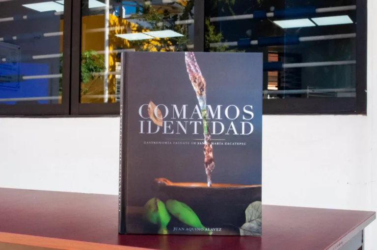 El chef Juan Aquino presenta el libro Comamos Identidad en la Universidad Autónoma Benito Juárez de Oaxaca