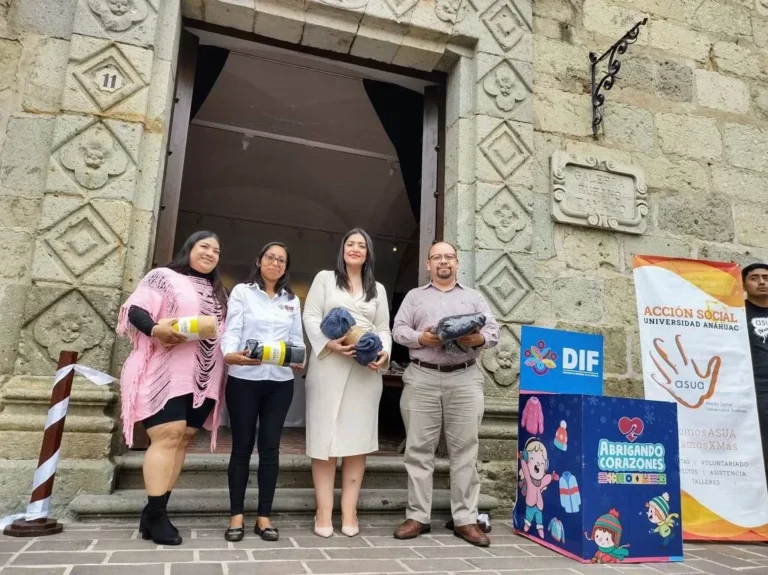 Estudiantes de Diseño de la Universidad Anahuac muestran sus obras en favor de Abrigando Corazones