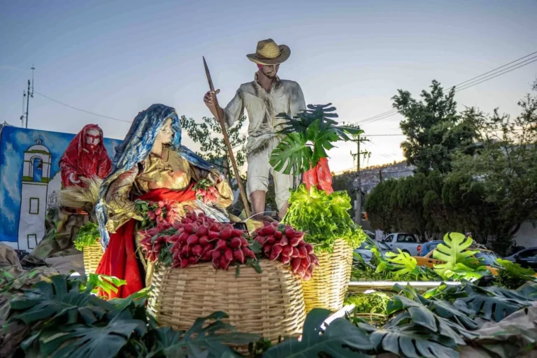 Celebra Gobierno de Oaxaca Primer Desfile de Noche de Rábanos