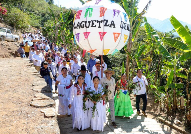 Pueblos de la Sierra de Juárez se hermanan en la segunda edición de la Guelaguetza Serrana