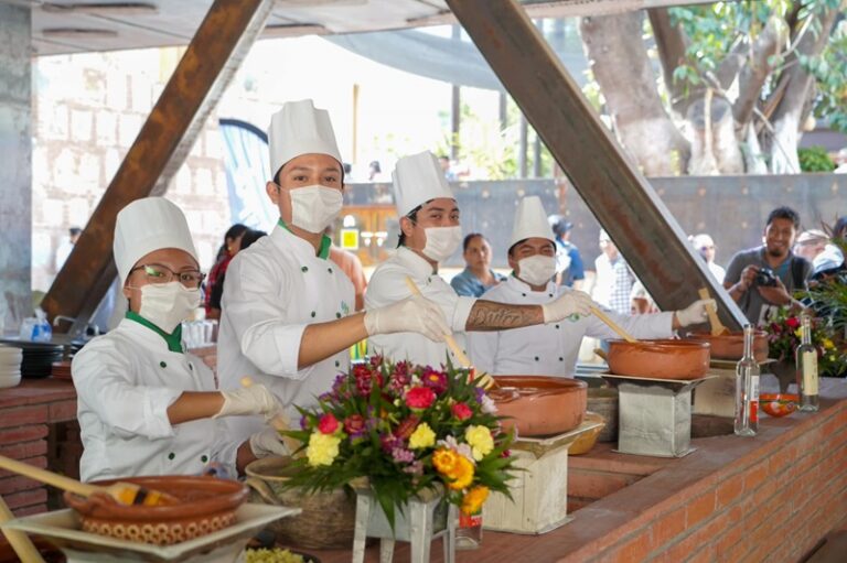 Participa estudiantado de la UTVCO en el Festival de los Moles 2024