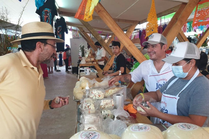 Tercera generación creadora del quesillo expone en la Feria del Mezcal