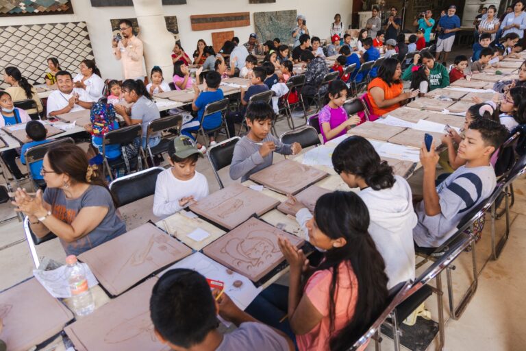 Inicia tercer taller de cerámica con niñas y niños para muro del Parque Primavera Oaxaqueña