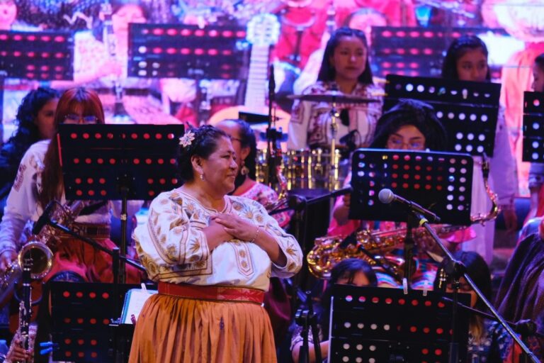 Reúne concierto Oaxaqueñísimas a cientos de personas en la Alameda de León