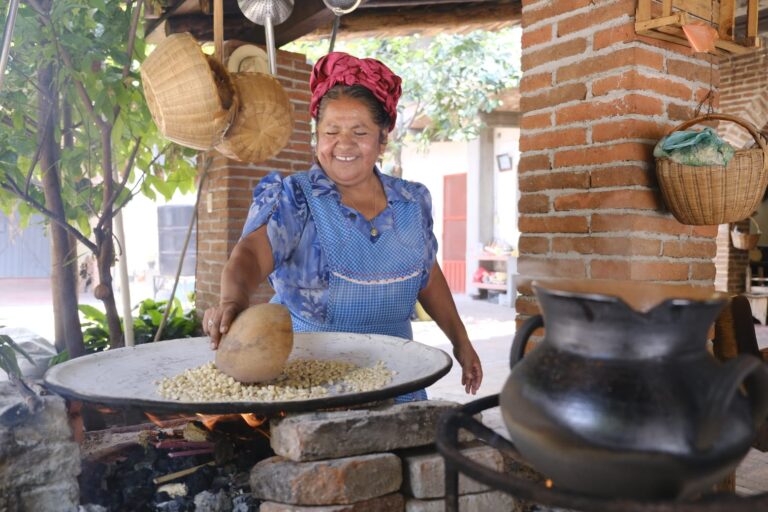 Invita Seculta al Taller de Cultura alimentaria, impartido por la cocinera tradicional Abigail Mendoza