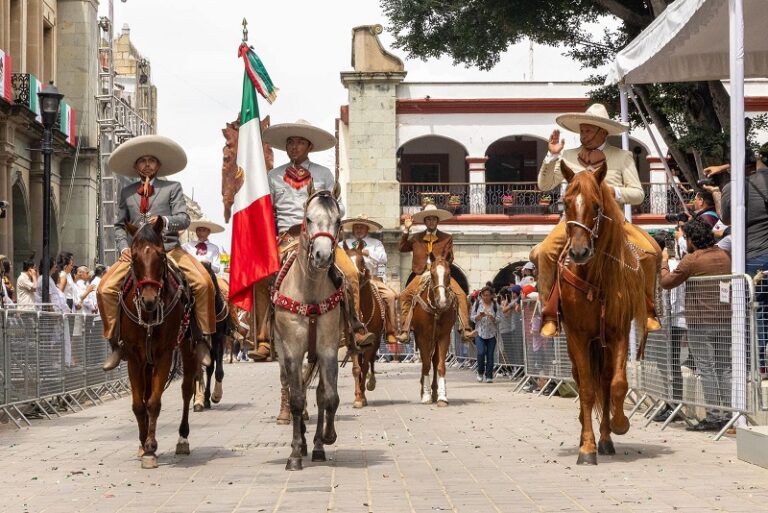 Con fervor patrio familias oaxaqueñas disfrutan del Desfile Cívico Militar